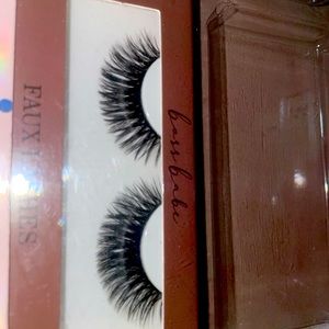 4 Boss babe eyelashes. Pretty. Willing to adjust price!